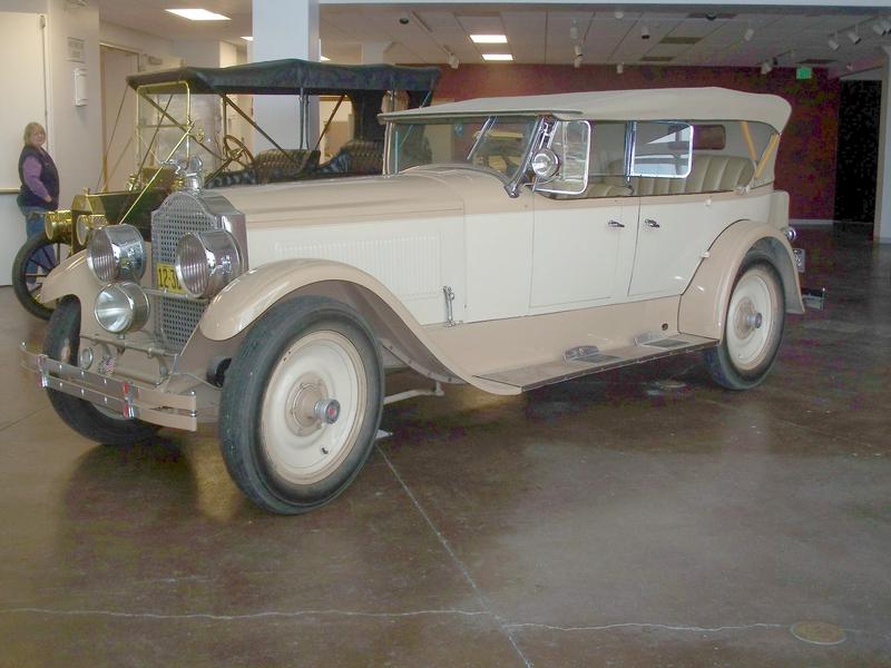 1924 Packard Model 143 Touring - 7 pass.